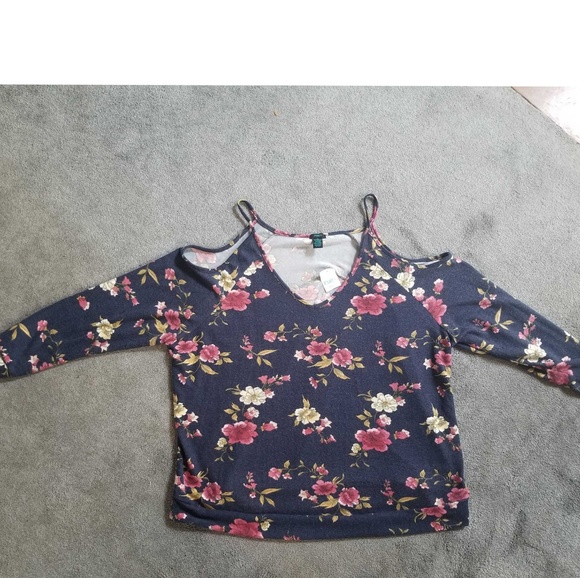 Rue21 Sweaters - NWT 2X Rue 21 Cold Shoulder Floral Sweater